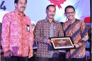 Wakil Rektor II, Fahmi Yusuf berfoto bersama seusai menerima penghargaan.